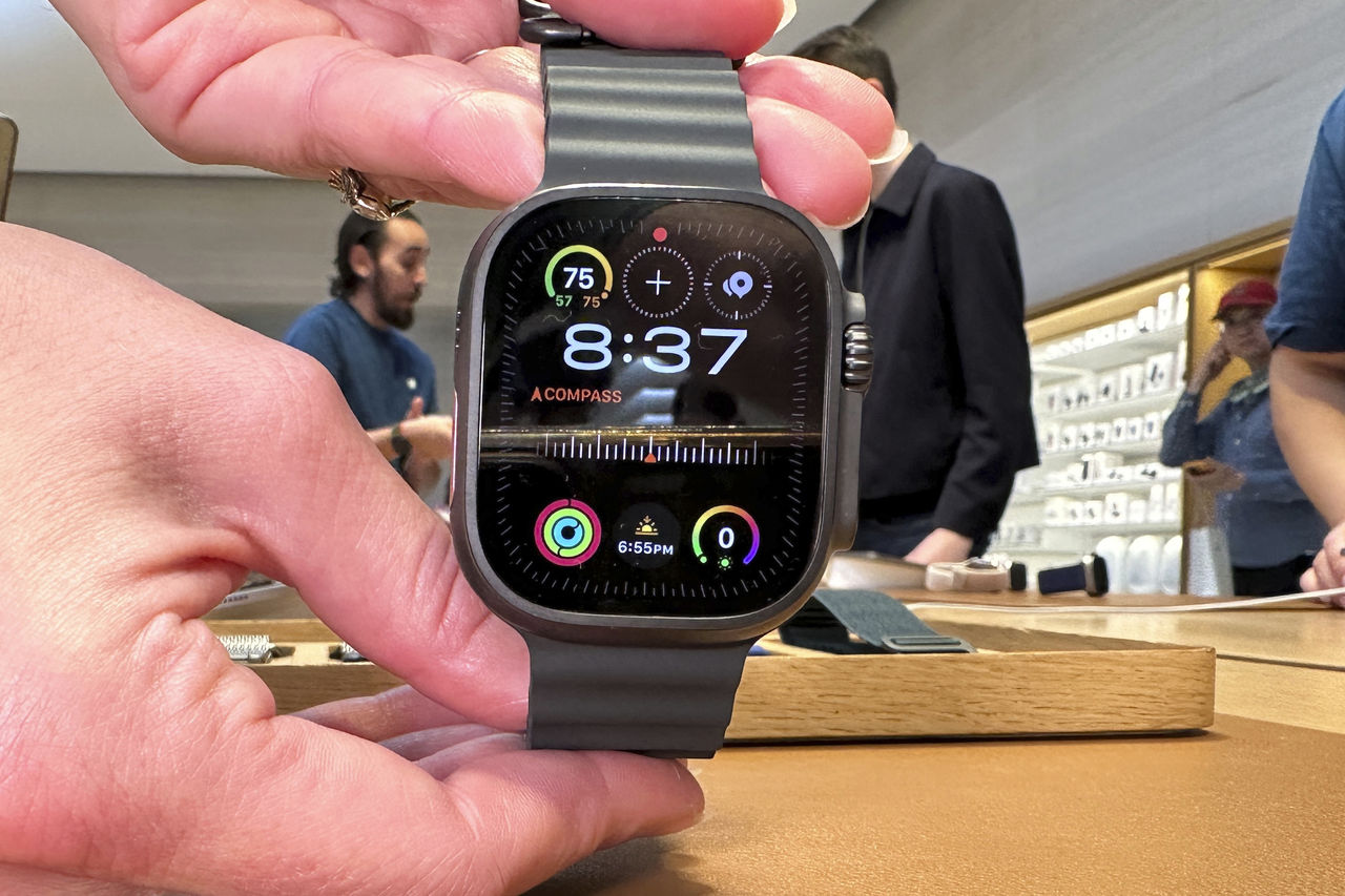 ▲▼鈦金屬飾面的新款Apple Watch Ultra 2於去年9月在美國紐約販售。（圖／達志影像／美聯社）