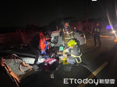 快訊／台南自小客車疑自撞路燈　駕駛受困獲救無生命跡象