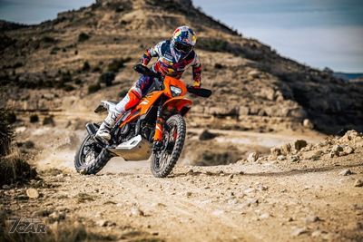 KTM推出「全新白牌＆黃牌越野車」！Enduro R系列帶硬派玩家上山下海