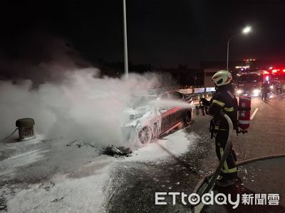 快訊／彰化鹿港火燒車　駕駛緊急逃生！消防拉水線灌救