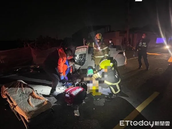 ▲台南市安南區長溪路2段，24日晚上發生1部小客車疑自撞路燈電桿，男駕駛人被消防人車搶救脫困，惟已失去生命跡象，送醫搶中。（圖／民眾提供）