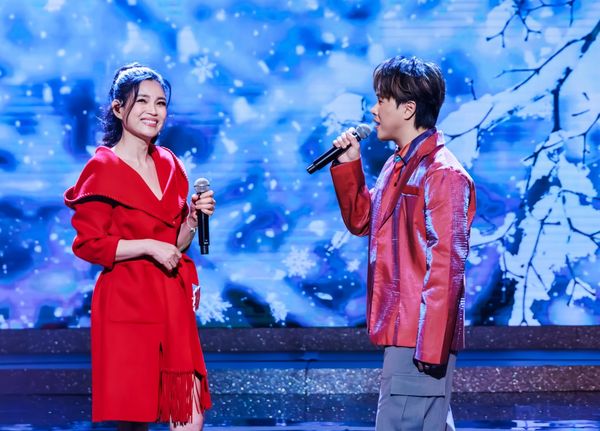 ▲陳孟賢索吻，造成吳美琳裙底走光。（圖／中視提供）