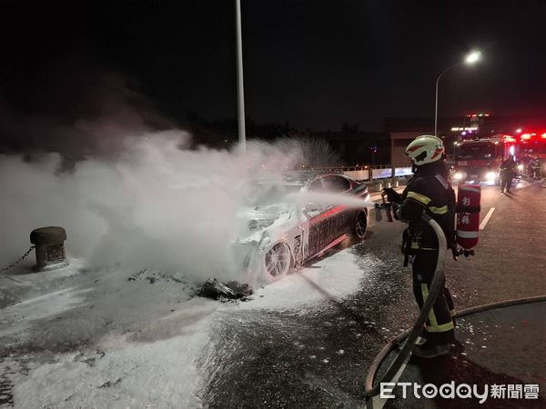 ▲▼彰化鹿港火燒車「駕駛緊急逃生」　轎車燒剩骨架。（圖／消防提供）