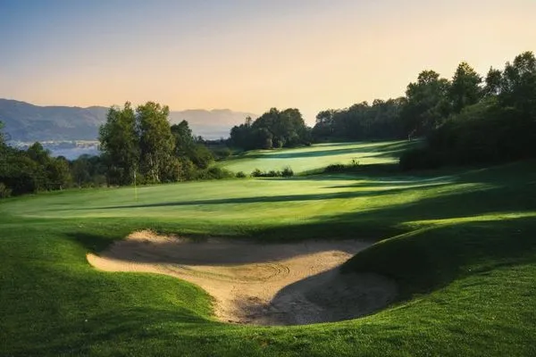 ▲春城湖畔高爾夫渡假村山景球場。（圖／取自富邦銀行網站）