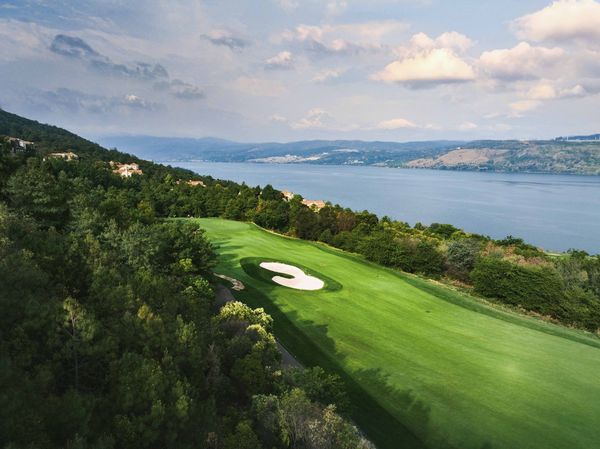 ▲春城湖畔高爾夫渡假村湖景球場。（圖／取自富邦銀行網站）