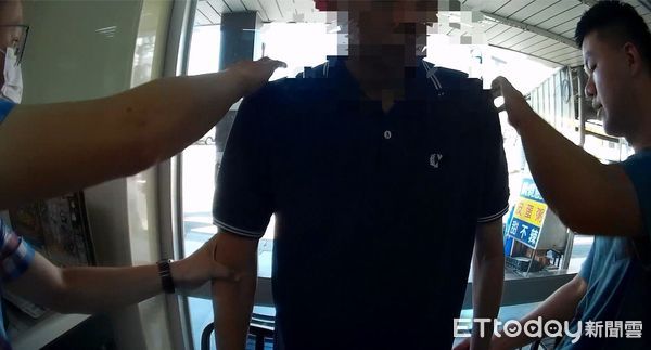 ▲▼台中警方日前逮捕大馬籍詐欺車手和台灣籍監控手。（圖／民眾提供，下同）