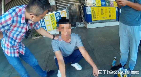 ▲▼台中警方日前逮捕大馬籍詐欺車手和台灣籍監控手。（圖／民眾提供，下同）