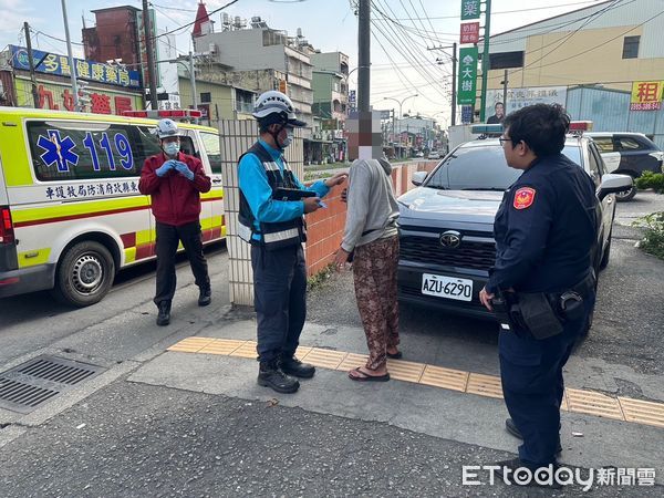 ▲里港警分局九如分駐所警員陳俊嘉及蘇憲榮協助莊男急送醫治療             。（圖／記者陳崑福翻攝）