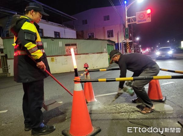 ▲石光派出所所長黃庭翔、警員黃政嚴、義警分隊長曾義家迅速清除水泥塊             。（圖／記者陳崑福翻攝）