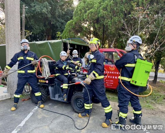 ▲台南市消防局第二救災救護大隊，25日上午於玉井分隊舉辦「義消玉井中隊捐贈山林裝備器材儀式」，消防局由二大隊長王騰毅代表受贈並回贈感謝狀。（圖／記者林東良翻攝，下同）