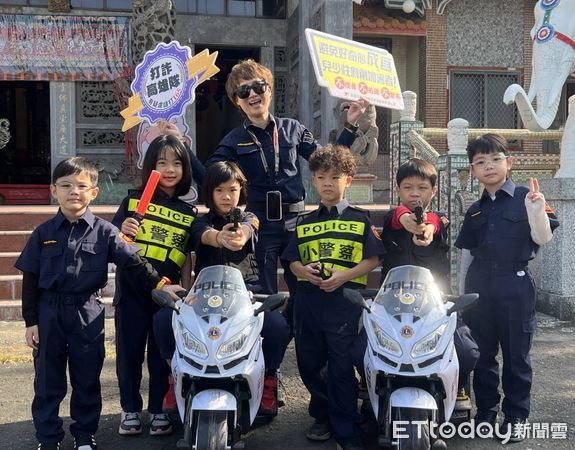 ▲▼高雄市警局婦幼警察隊攜手三民區三教靈玄聖堂，於今（25）日舉辦「小小警察體驗營」活動，透過遊戲來讓小朋友們都學習到防範詐騙的方法。（圖／記者吳世龍翻攝）