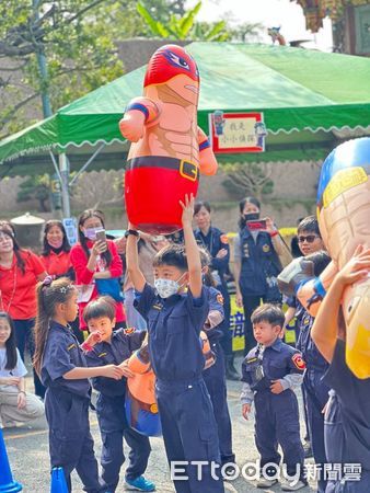 ▲▼高雄市警局婦幼警察隊攜手三民區三教靈玄聖堂，於今（25）日舉辦「小小警察體驗營」活動，透過遊戲來讓小朋友們都學習到防範詐騙的方法。（圖／記者吳世龍翻攝）