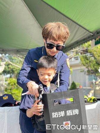 ▲▼高雄市警局婦幼警察隊攜手三民區三教靈玄聖堂，於今（25）日舉辦「小小警察體驗營」活動，透過遊戲來讓小朋友們都學習到防範詐騙的方法。（圖／記者吳世龍翻攝）