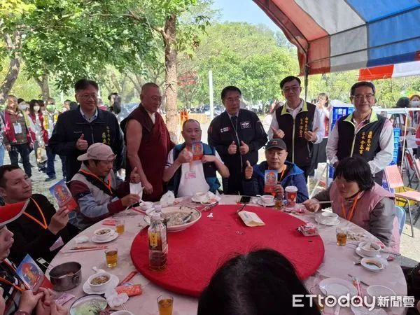 ▲台南左鎮噶瑪噶居寺每年農曆歲末大事「佛祖請吃飯 扶弱濟貧」慈善活動，25日於噶居寺入口停車廣場舉辦，總計宴請1200人。（圖／記者林東良翻攝，下同）