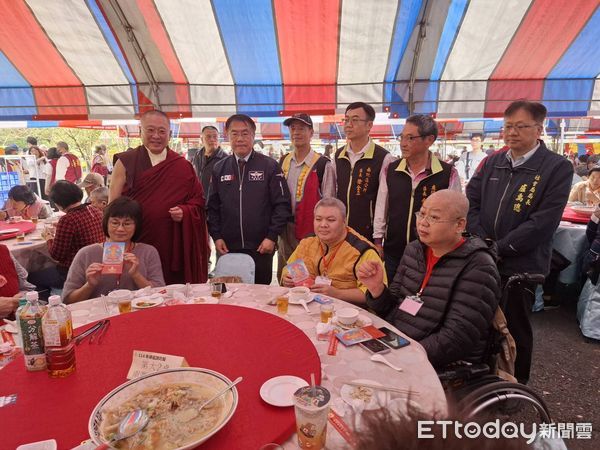 ▲台南左鎮噶瑪噶居寺每年農曆歲末大事「佛祖請吃飯 扶弱濟貧」慈善活動，25日於噶居寺入口停車廣場舉辦，總計宴請1200人。（圖／記者林東良翻攝，下同）