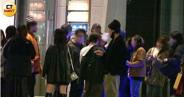 潮男裝可愛1／「信義媽祖」柯震東出巡　身旁女伴甩矜持狂做「這事」