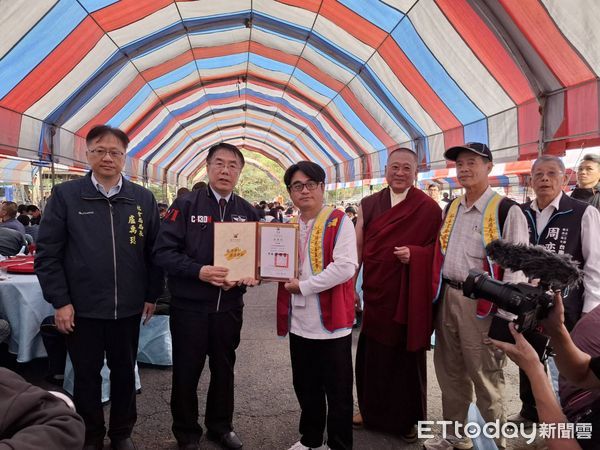 ▲台南左鎮噶瑪噶居寺每年農曆歲末大事「佛祖請吃飯 扶弱濟貧」慈善活動，25日於噶居寺入口停車廣場舉辦，總計宴請1200人。（圖／記者林東良翻攝，下同）