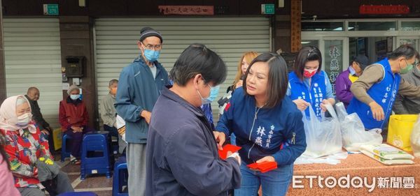 ▲台南市議員林燕祝等人於服務處前舉辦「瑞蛇迎春‧寒冬暖心」活動，為永康區低收入家庭及弱勢邊緣戶送上春節民生物資、馬前總統春聯、保暖衣物與千元紅包。（圖／記者林東良翻攝，下同）