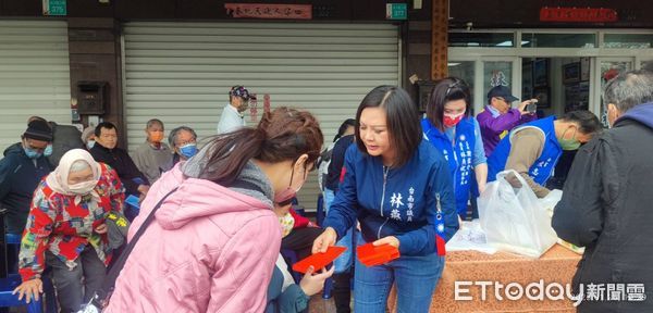 ▲台南市議員林燕祝等人於服務處前舉辦「瑞蛇迎春‧寒冬暖心」活動，為永康區低收入家庭及弱勢邊緣戶送上春節民生物資、馬前總統春聯、保暖衣物與千元紅包。（圖／記者林東良翻攝，下同）