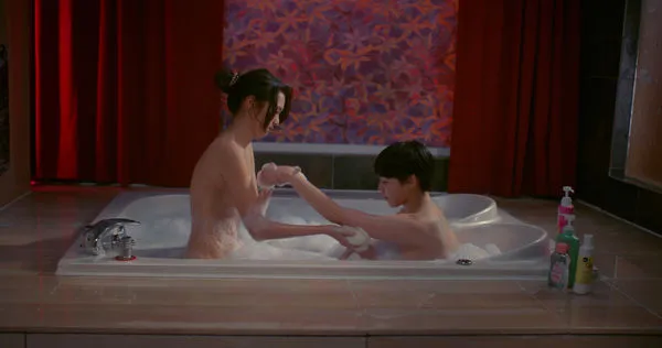 ▲《金魚缸小姐》新生代女演員陳靚與泰國女星Prapamonton Eiamchan全裸演出泰國浴。（圖／《金魚缸小姐》團隊提供）