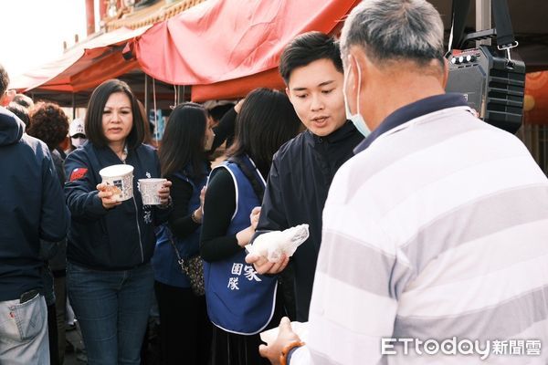 ▲台南市議會國民黨團25日特別進入災區送大批物資，黨團每位議員更慷慨解囊捐款做愛心，買了800份碗棵，希望在災區的鄉親吃了能暖胃與暖心。（圖／記者林東良翻攝，下同）