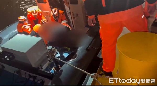 ▲▼貝里斯籍油輪馬祖海域觸礁，海巡空偵聯合救援7名獲救             。（圖／記者林名揚翻攝）
