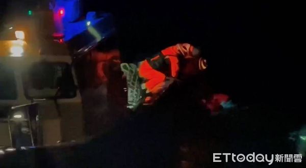 ▲▼貝里斯籍油輪馬祖海域觸礁，海巡空偵聯合救援7名獲救             。（圖／記者林名揚翻攝）