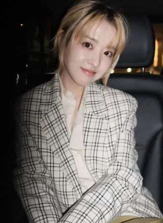 ▲▼朴寶英真的染成金髮！出道19年罕見「前衛挑染」　激美自拍照曝光。（圖／翻攝自朴寶英IG）