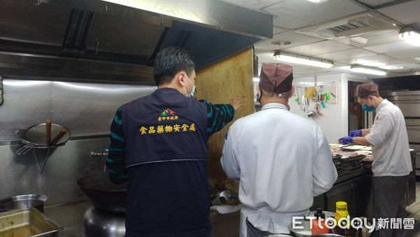 ▲▼台中市稽查人員前往飯店進行稽查及採檢。（圖／台中市政府提供，下同）