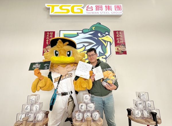 ▲▼   台鋼雄鷹暖心行動，協助火災受災戶蔡先生重拾簽名球，並送上親善賽門票，展現球團關懷與支持。          。（圖／台鋼雄鷹提供）