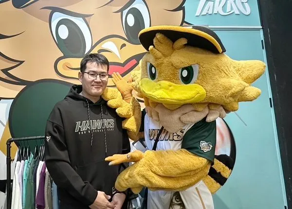 ▲▼   台鋼雄鷹暖心行動，協助火災受災戶蔡先生重拾簽名球，並送上親善賽門票，展現球團關懷與支持。          。（圖／台鋼雄鷹提供）