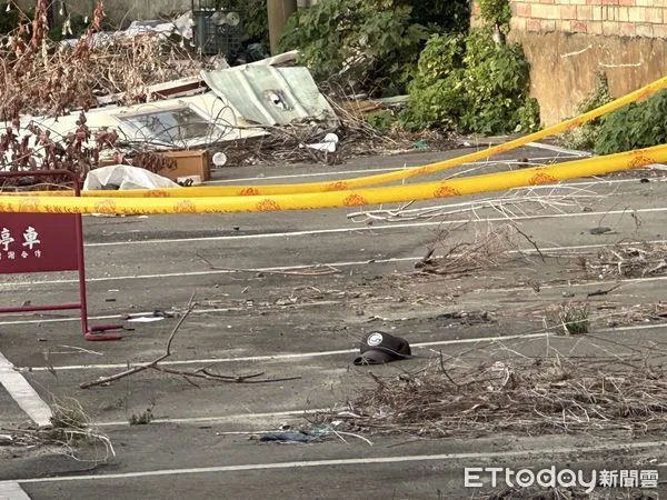 ▲▼快訊／年前憾事！台中男8F墜落建案預定地亡　現場留一灘血跡一頂帽。（圖／記者許權毅攝）