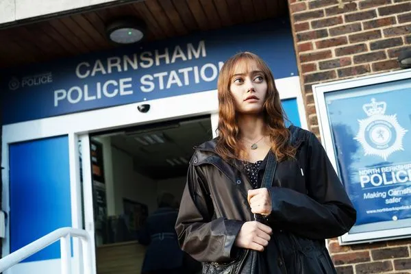 ▲人氣女星艾拉彭內爾在《謀殺清單》中飾演職場邊緣人蕾哈儂。（圖／CATCHPLAY+提供）