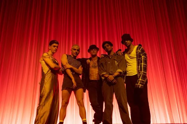 ▲《青春來接招》以粉絲視角呈現接招合唱團經典金曲，時空跨越25個年頭。（圖／双喜提供）