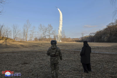 發射飛彈怒嗆川普！金正恩昨「親自督導」試射　不滿美韓軍演