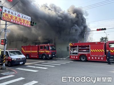 快訊／驚悚濃煙畫面曝！火燒太平鐵工廠　員工放年假幸無傷亡