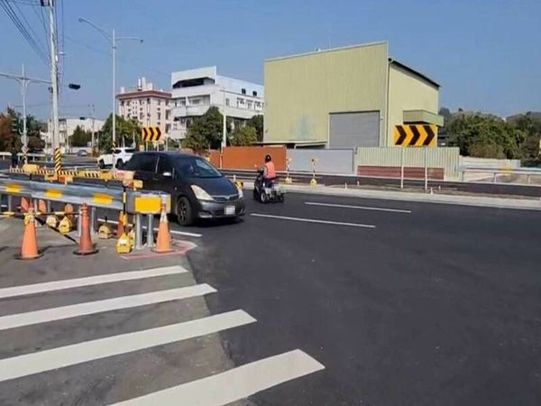 ▲東彰道路恐成機車族逆向便道。（圖／民眾提供）