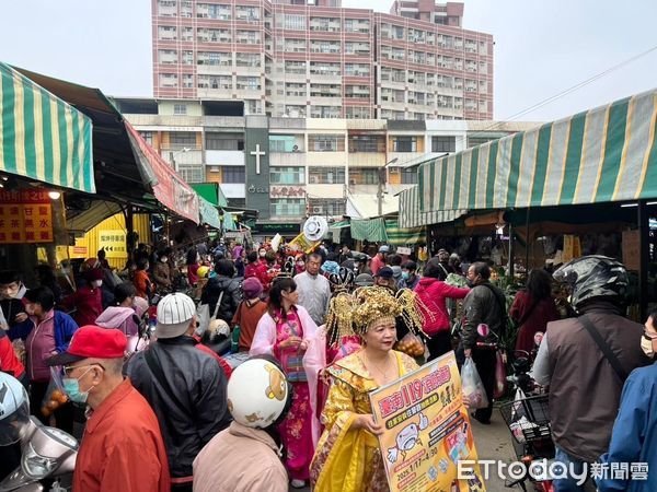 ▲台南市永康區兵仔市場採購年貨人潮湧現，25日上午消防局第五大隊復興消防分隊警消率義消及大灣婦女防火宣導隊至市場內向採買的民眾及攤商們進行各式消防觀念宣導。（圖／記者林東良翻攝，下同）