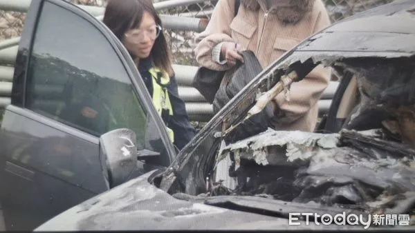 ▲▼楊梅休息站4死車禍，副駕展女的弟媳回車上拿遺物            。（圖／記者陸運陞翻攝）