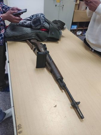 ▲▼男子深夜持長槍在武嶺亭站崗，後來主動到案自稱是雜誌攝影師。（圖／記者高堂堯翻攝）