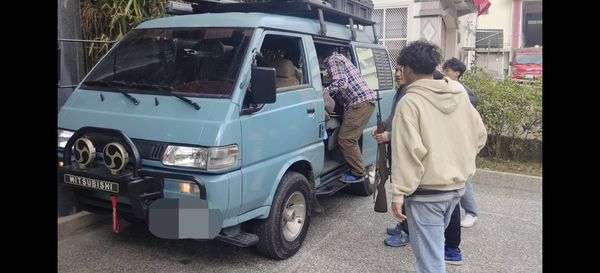 ▲▼男子深夜持長槍在武嶺亭站崗，後來主動到案自稱是雜誌攝影師。（圖／記者高堂堯翻攝）