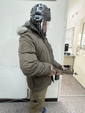 ▲▼男子深夜持長槍在武嶺亭站崗，後來主動到案自稱是雜誌攝影師。（圖／記者高堂堯翻攝）