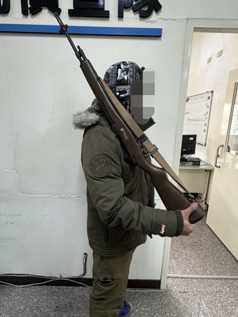 ▲▼男子深夜持長槍在武嶺亭站崗，後來主動到案自稱是雜誌攝影師。（圖／記者高堂堯翻攝）