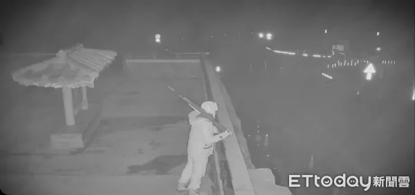 ▲▼男子深夜持長槍在武嶺亭站崗，後來主動到案自稱是雜誌攝影師。（圖／記者高堂堯翻攝）