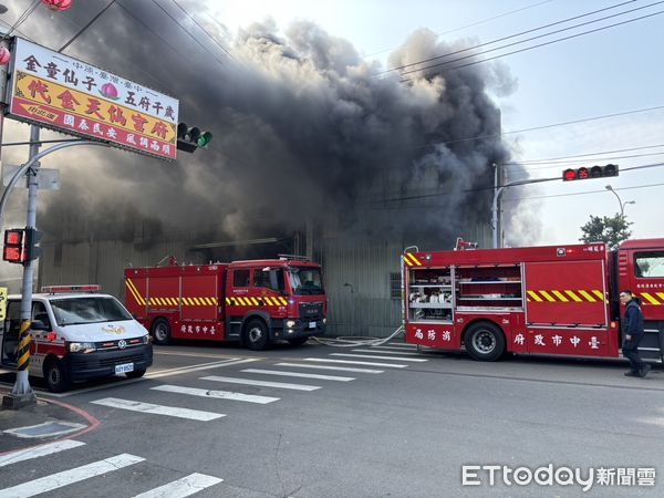 ▲▼太平鐵工廠濃煙沖天，辦公室燒毀，員工放假無人傷亡。（圖／民眾提供，下同）