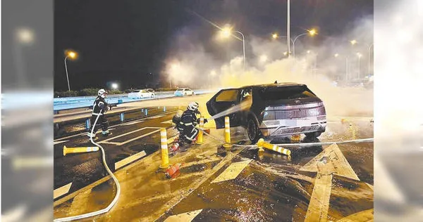 國道一號楊梅休息站，25日晚間發生一起電動車自撞分隔島起火燃燒的意外，對此桃園市消防局車禍救助教官、楊梅分隊小隊長來張智，建議駕駛電動車的車主可以在車上準備「車窗擊破器」，多一道逃生出口。（圖／報系資料照）