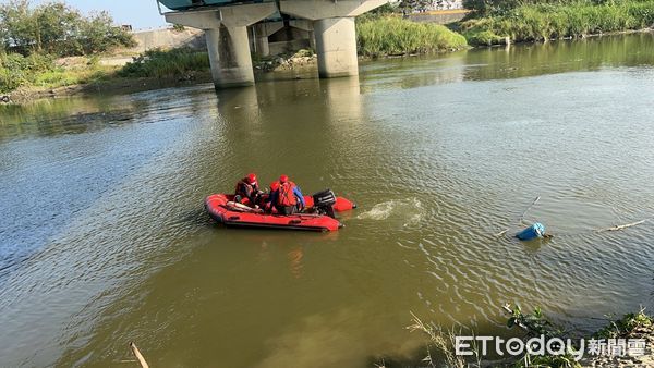 ▲▼嘉義朴子大橋民眾落水，搜救挺下水搜尋             。（圖／記者翁聖勳翻攝）