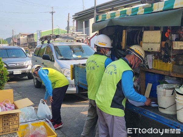 ▲台南市勞工局局長王鑫基，緊急聯繫電氣工會理事長杜文寶，集結多名專業志工攜帶修繕工具日夜趕往災區進行搶修，即便春節假期來臨，志工們仍全心投入救災。（圖／記者林東良翻攝，下同）