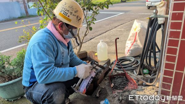 ▲台南市勞工局局長王鑫基，緊急聯繫電氣工會理事長杜文寶，集結多名專業志工攜帶修繕工具日夜趕往災區進行搶修，即便春節假期來臨，志工們仍全心投入救災。（圖／記者林東良翻攝，下同）