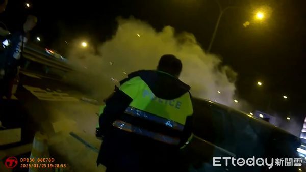 ▲▼          電動車自撞休息站 員警英勇救人    。（圖／記者沈繼昌翻攝）